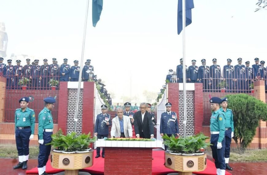 রাজারবাগ পুলিশ স্মৃতিসৌধে স্বরাষ্ট্র উপদেষ্টার শ্রদ্ধা নিবেদন