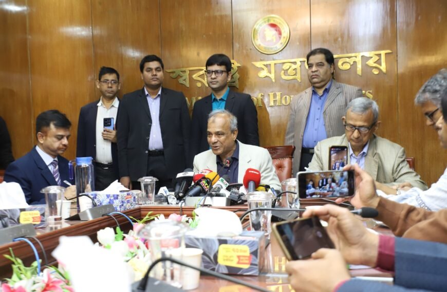 বিডিআর হত্যাকাণ্ডের ন্যায়বিচার নিশ্চিতকরণে আগামী ০৫ (পাঁচ) কার্যদিবসের মধ্যে একটি তদন্ত কমিটি গঠন করা হবে- স্বরাষ্ট্র উপদেষ্টা