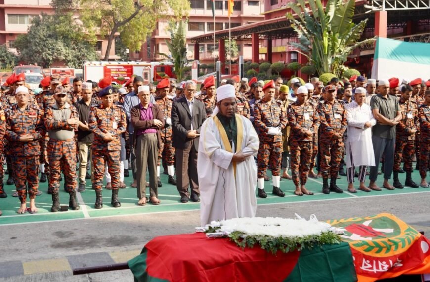 দায়িত্ব পালনরত অবস্থায় মৃত্যুবরণকারী ফায়ার ফাইটারের জানাজায় স্বরাষ্ট্র উপদেষ্টার অংশগ্রহণ