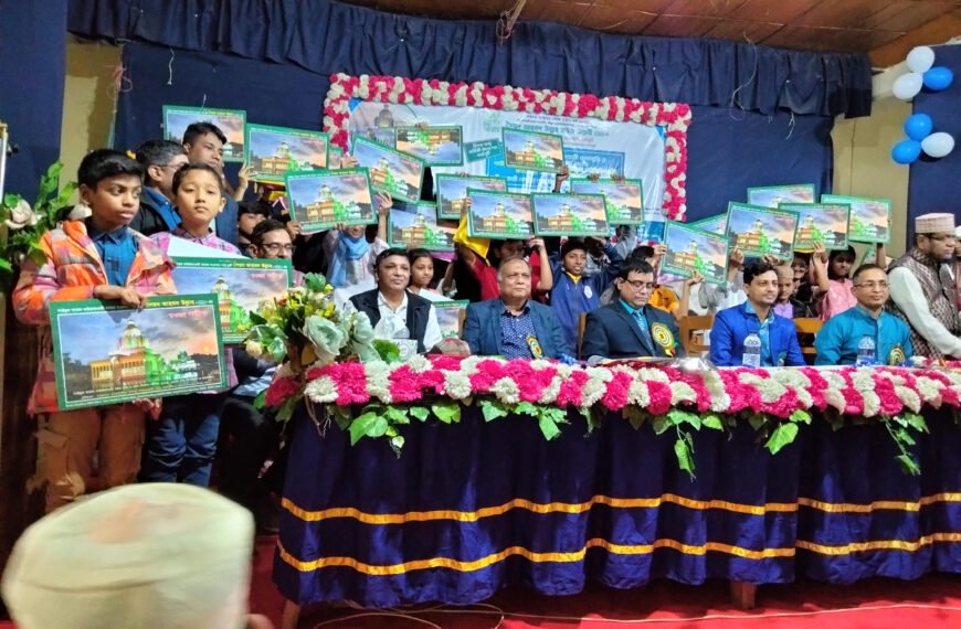 গাউছুল আজম মাইজভান্ডারী মেধাবৃত্তি ও মেধাবিকাশ পরীক্ষায় উত্তীর্ণদের শিক্ষা সামগ্রী বিতরণ 