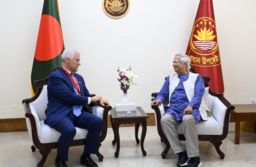 স্ট্যান্ডার্ড চার্টার্ডের গ্রুপ চিফ এক্সিকিউটিভকে বিনিয়োগকারীদের কাছে বাংলাদেশ এবং এর সম্ভাবনা তুলে ধরার আহ্বান জানিয়েছেন প্রধান উপদেষ্টা