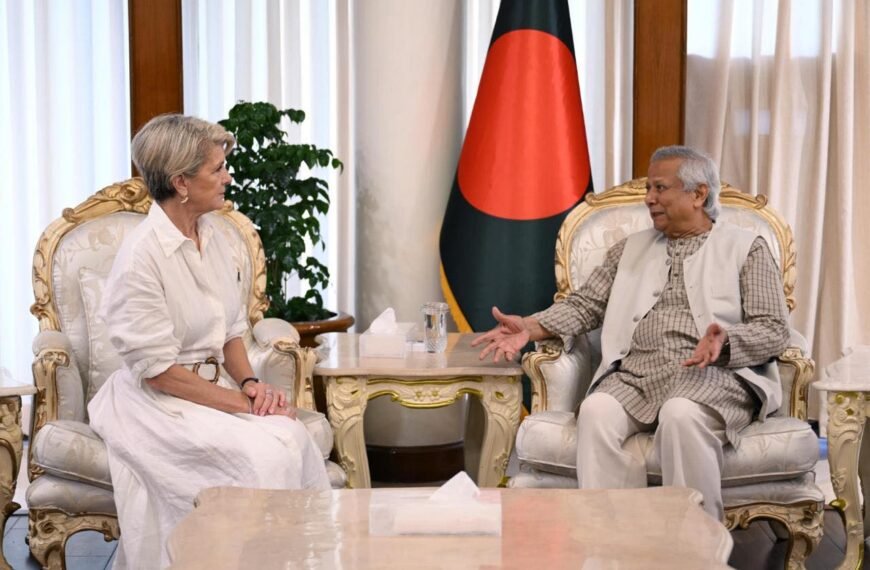 জাতিসংঘের মিয়ানমার বিষয়ক বিশেষ দূত প্রধান উপদেষ্টার সাথে সাক্ষাৎ করেছেন