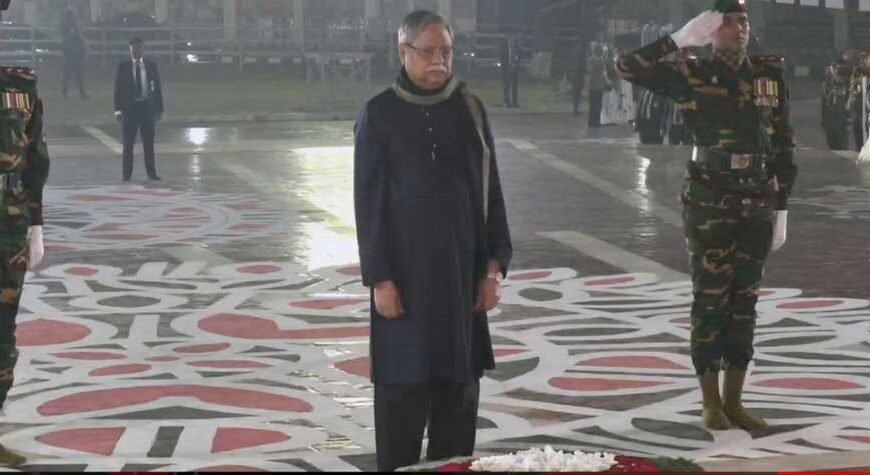 প্রথম প্রহরে ভাষাশহীদদের প্রতি শ্রদ্ধা জানালেন রাষ্ট্রপতি