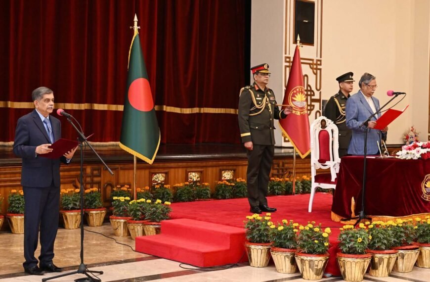 উপদেষ্টা হিসেবে শপথ নিলেন অধ্যাপক আবরার