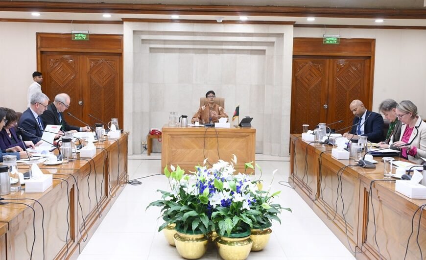 শ্রম সংস্কারের অগ্রগতি সম্পর্কে রাষ্ট্রদূত এবং হাইকমিশনারদের ব্রিফ করছেন বিশেষ দূত লুৎফে সিদ্দিকী