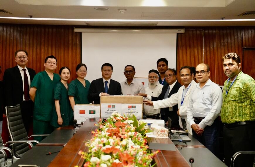 বিমান দুর্ঘটনায় আহতদের সহায়তায় চীনের জরুরি চিকিৎসা সহায়তা সামগ্রী হস্তান্তর