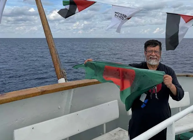 হাতে দেশের পতাকা নিয়ে গাজা&hellip;