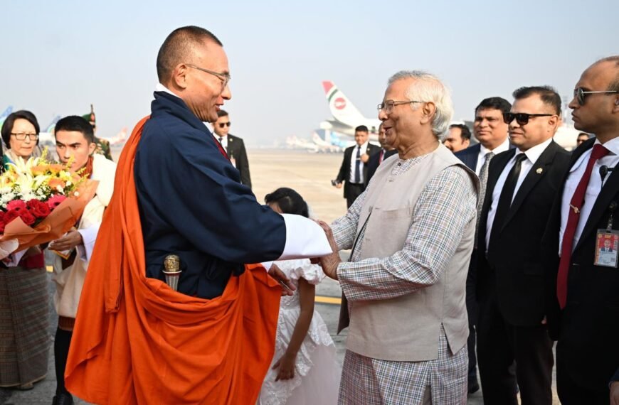 ভুটানের প্রধানমন্ত্রী শেরিং টোবগে ঢাকায় এসে পৌঁছেছেন
