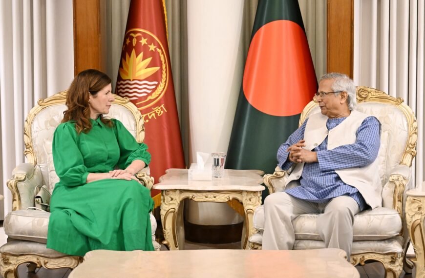 প্রধান উপদেষ্টার সাথে সাক্ষাৎ করেছেন যুক্তরাজ্যের মন্ত্রী