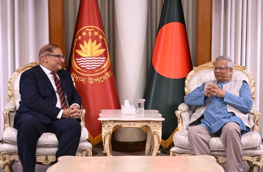 প্রধান উপদেষ্টার সাথে সাক্ষাৎ করেছেন পাকিস্তানের হাইকমিশনার