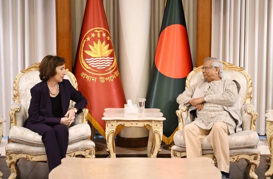 প্রধান উপদেষ্টার সাথে বিদায়ী সাক্ষাৎ করেছেন মার্কিন চার্জ দ্য অ্যাফেয়ার্স