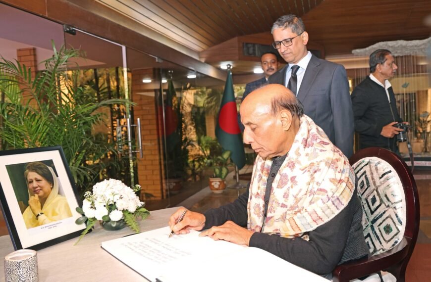 নয়াদিল্লিতে বাংলাদেশ হাইকমিশনে খালেদা জিয়ার প্রতি শ্রদ্ধা জানালেন ভারতের প্রতিরক্ষা মন্ত্রী রাজনাথ সিং