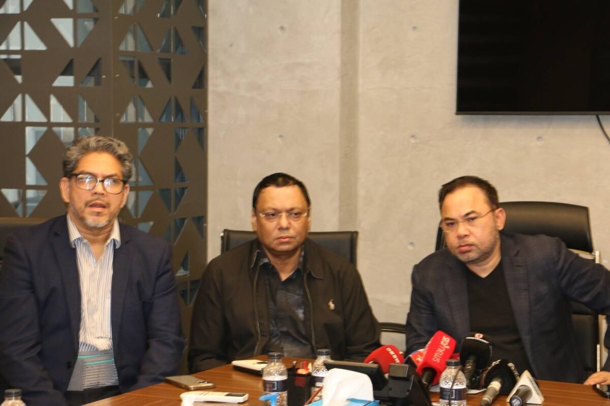 চট্টগ্রাম বন্দরের অচলাবস্থায় বিপর্যস্ত আমদানি–রপ্তানি, সরকারের জরুরি হস্তক্ষেপ&hellip;