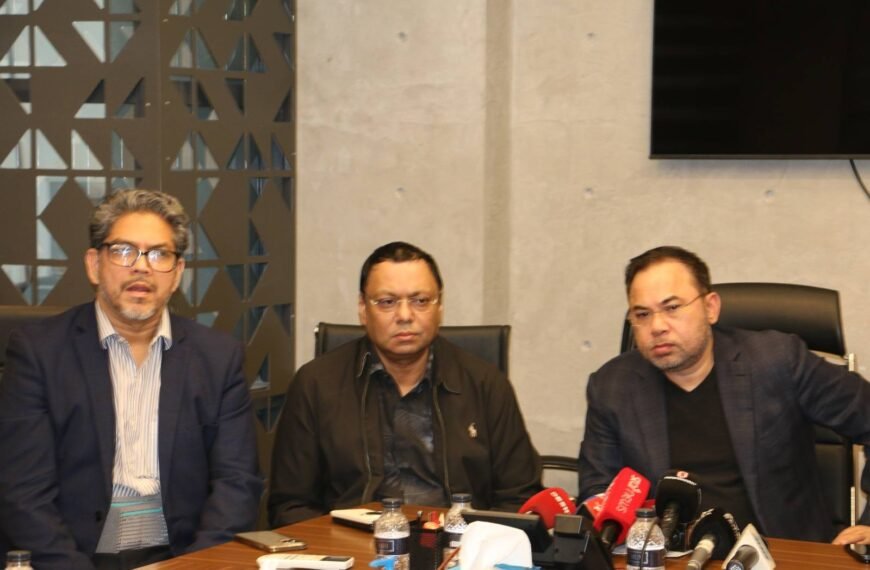 চট্টগ্রাম বন্দরের অচলাবস্থায় বিপর্যস্ত আমদানি–রপ্তানি, সরকারের জরুরি হস্তক্ষেপ দাবি জানালেন শীর্ষ ব্যবসায়ী সংগঠনগুলো