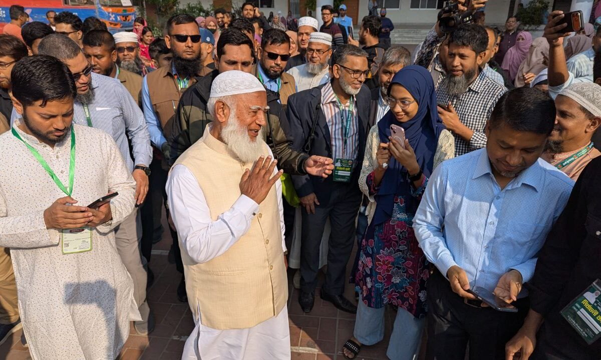 নিজ কেন্দ্রে ভোট দিলেন জামায়াত আমীর ডা. শফিকুর&hellip;