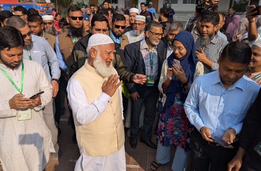 নিজ কেন্দ্রে ভোট দিলেন জামায়াত আমীর ডা. শফিকুর রহমান