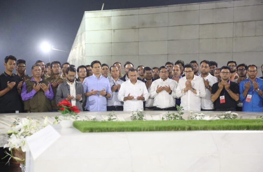 জিয়াউর রহমান ও বেগম খালেদা জিয়ার কবর জিয়ারতের মধ্য দিয়ে নির্বাচনী প্রচারণা শেষ করলেন তারেক রহমান