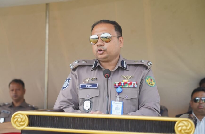 গণতন্ত্রের পথে ঐতিহাসিক সাক্ষী হতে যাচ্ছে বাংলাদেশ: ব্রিফিং প্যারেডে কেএমপি কমিশনার
