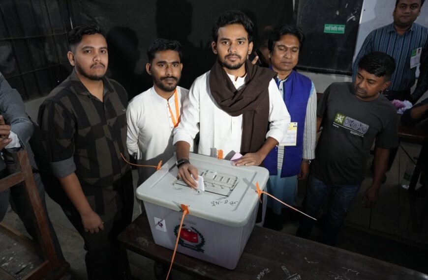 নিউমার্কেটে ভোট দিলেন জাতীয় নাগরিক পার্টির মুখপাত্র আসিফ মাহমুদ সজীব ভূঁইয়া