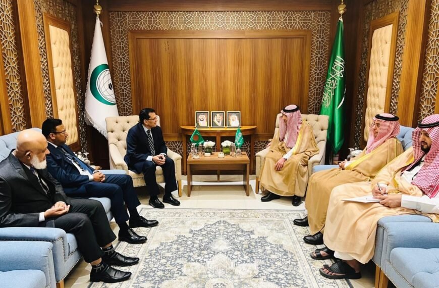 ওআইসি বৈঠকের ফাঁকে পাঁচটি দেশের পররাষ্ট্রমন্ত্রীদের সাথে সাইডলাইন বৈঠক করেছেন বাংলাদেশের পররাষ্ট্রমন্ত্রী