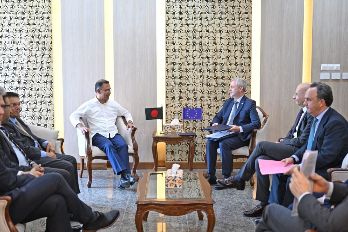 প্রধানমন্ত্রী তারেক রহমান-এর সঙ্গে সৌজন্য সাক্ষাৎ করেছে ইউরোপীয়…