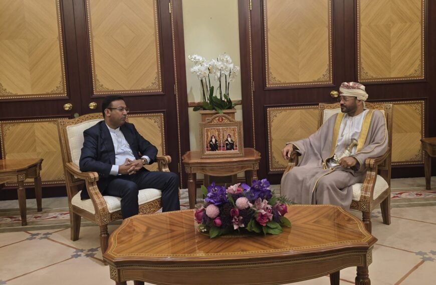 ওমানের সুলতানের কাছে প্রধানমন্ত্রীর সংহতির বার্তা হস্তান্তর করেছেন পররাষ্ট্র উপদেষ্টা হুমায়ুন কবির